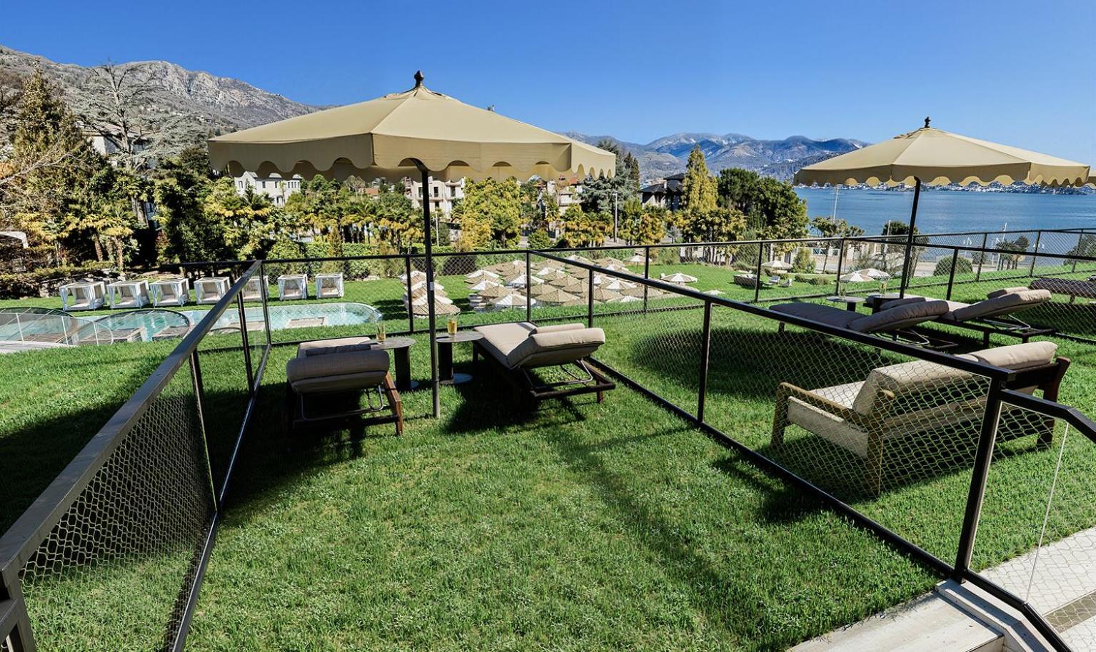 Deluxe Double Room with Terrace and pool and side lake view