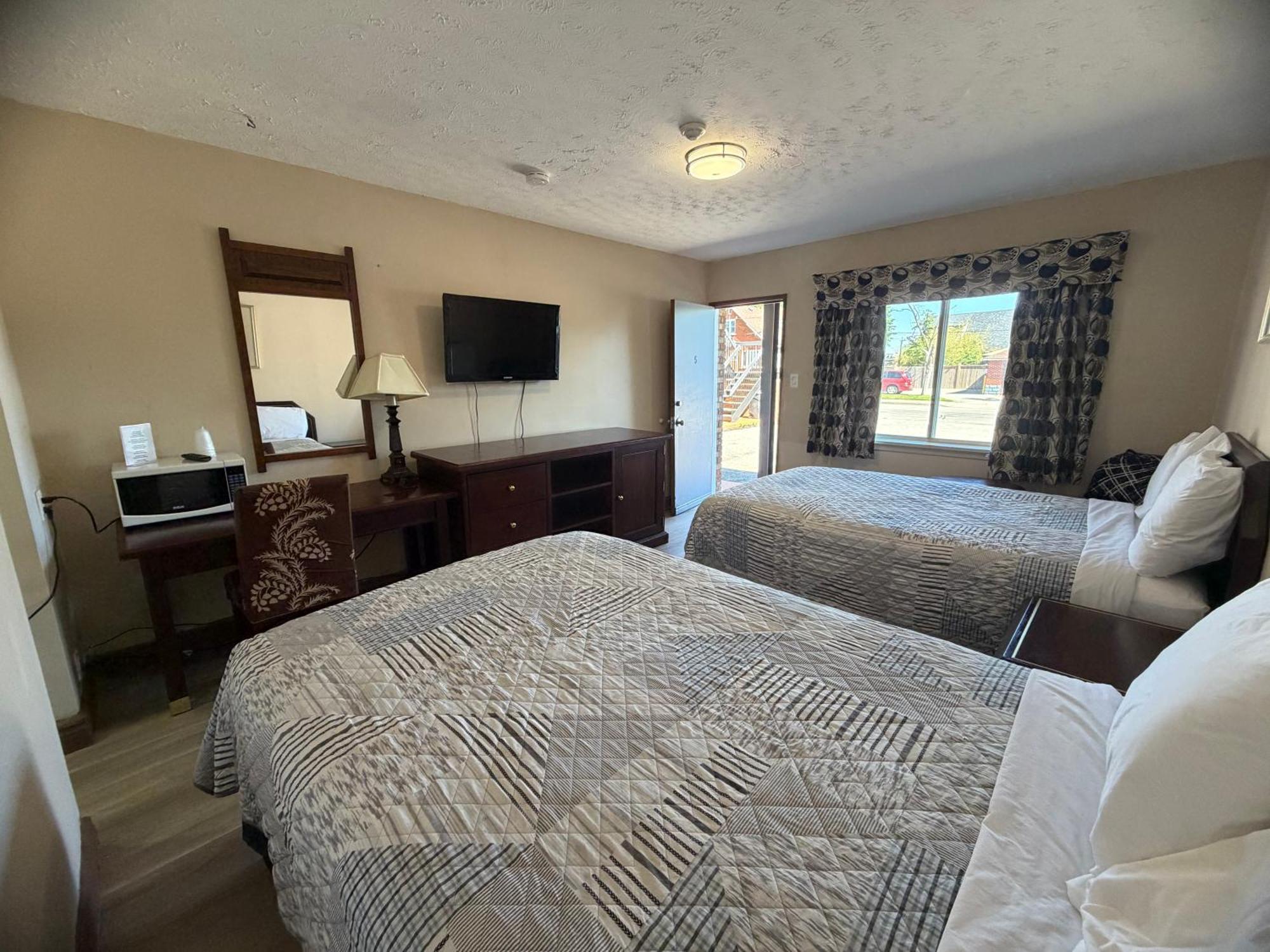 Standard Room with Two Double Beds - Smoking
