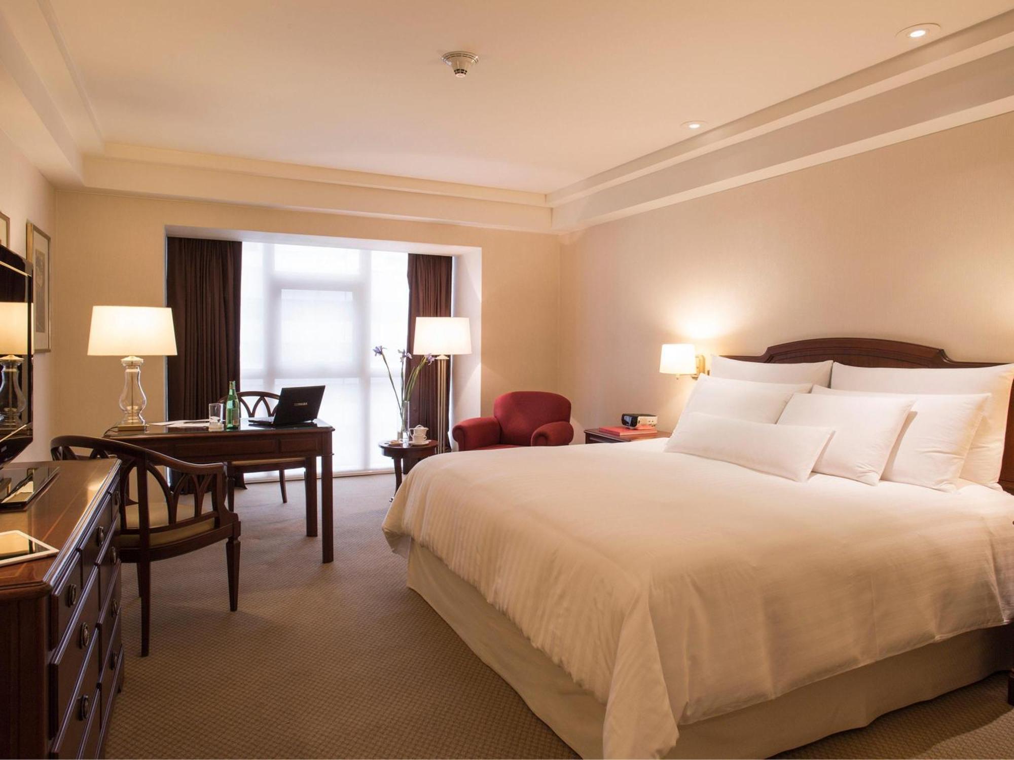 Swiss Advantage Room with One King bed