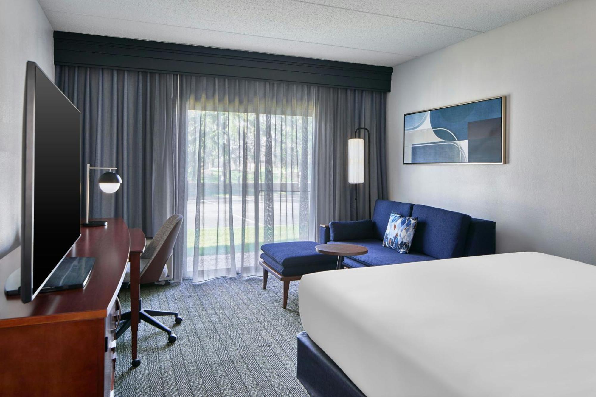 King Room with Adapted Tub - Mobility and Hearing Accessible