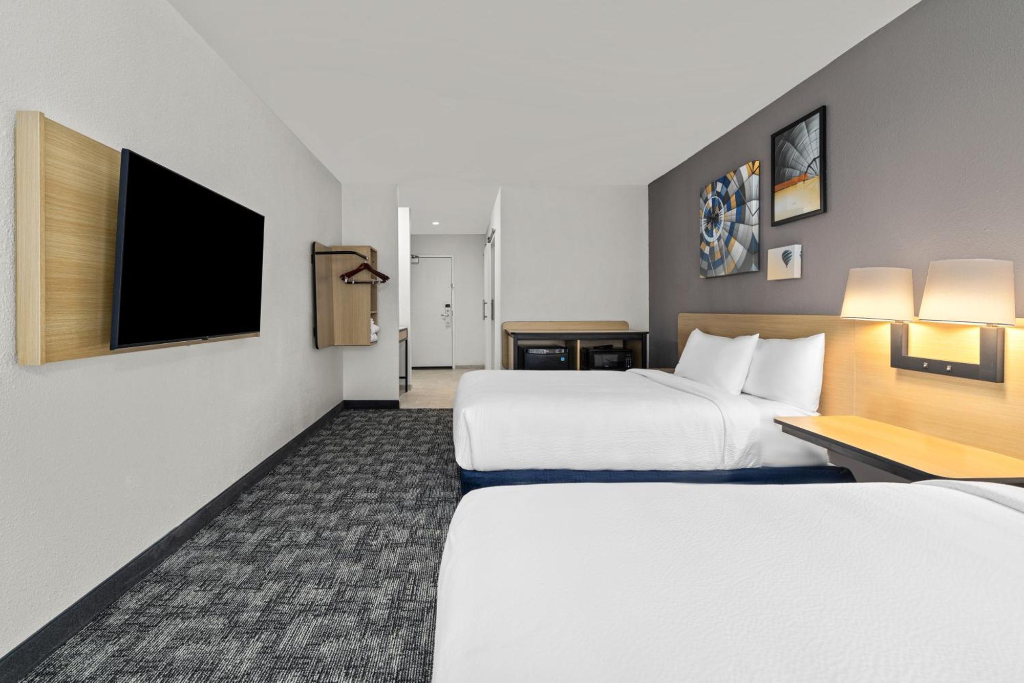 Deluxe Queen Room with Two Queen Beds, Mountain View and Tub - Mobility and Hearing Accessible