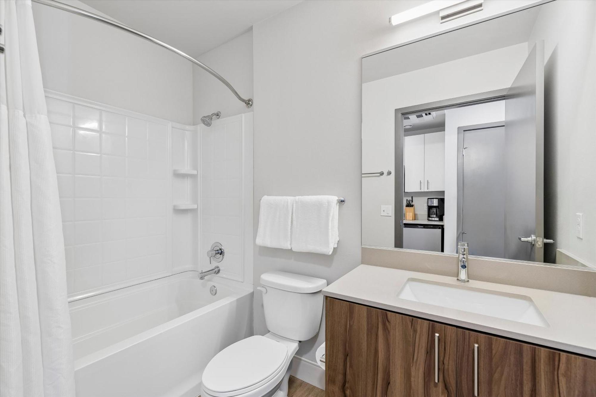 Junior 1 Bedroom Queen (Self Check-in)