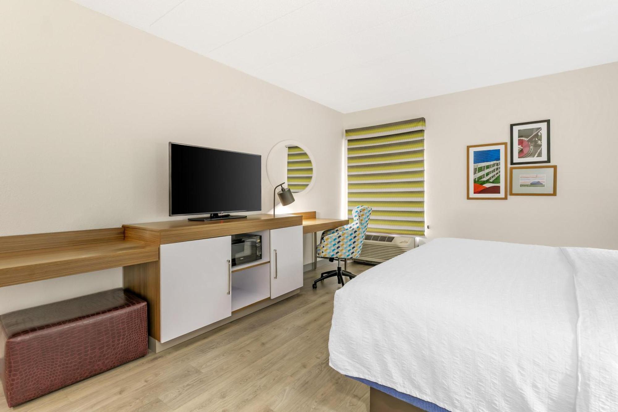 King Room with King Bed - Non-Smoking