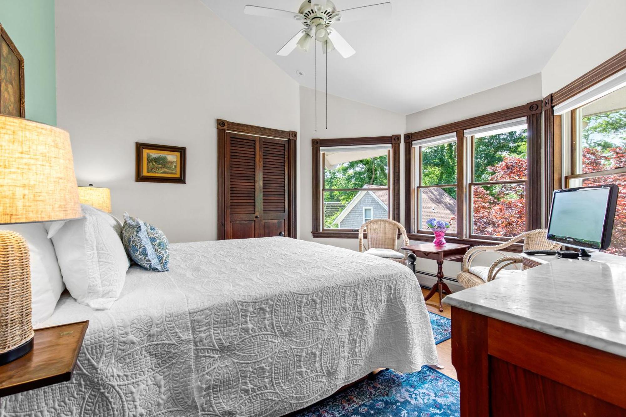Deluxe Queen Room