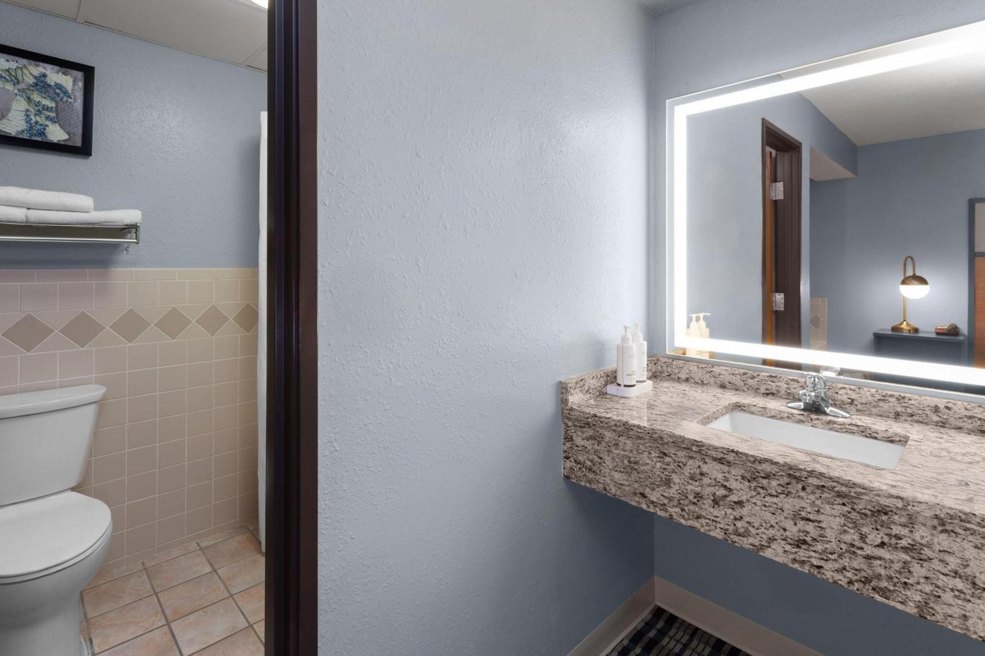 Superior Studio King Suite - Non-Smoking
