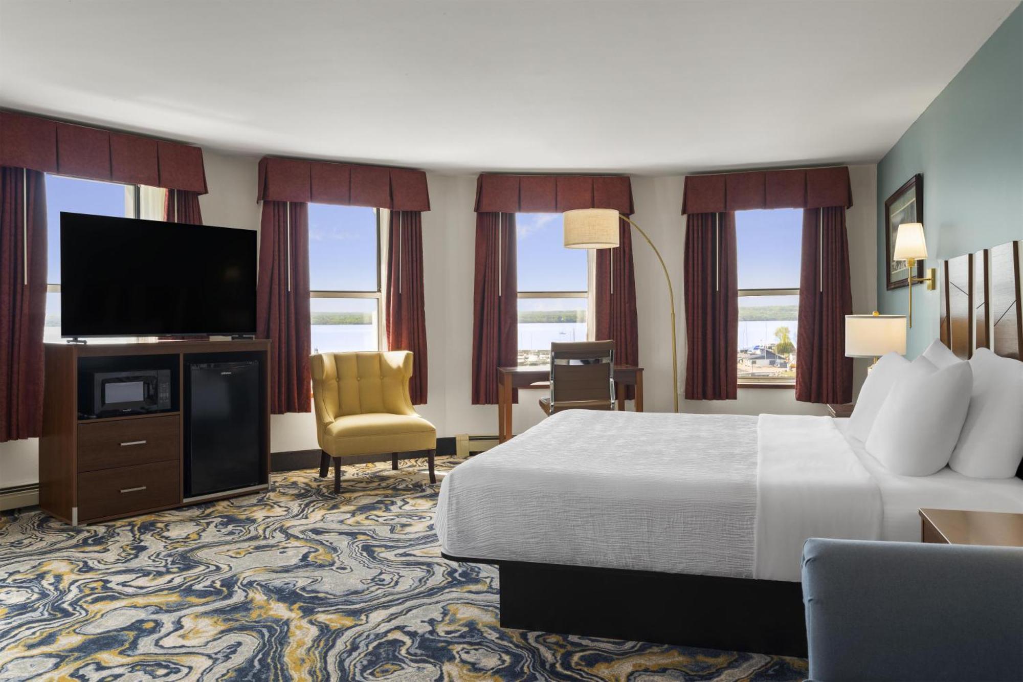 King Room with Sofa Bed and Lake View - Non-Smoking