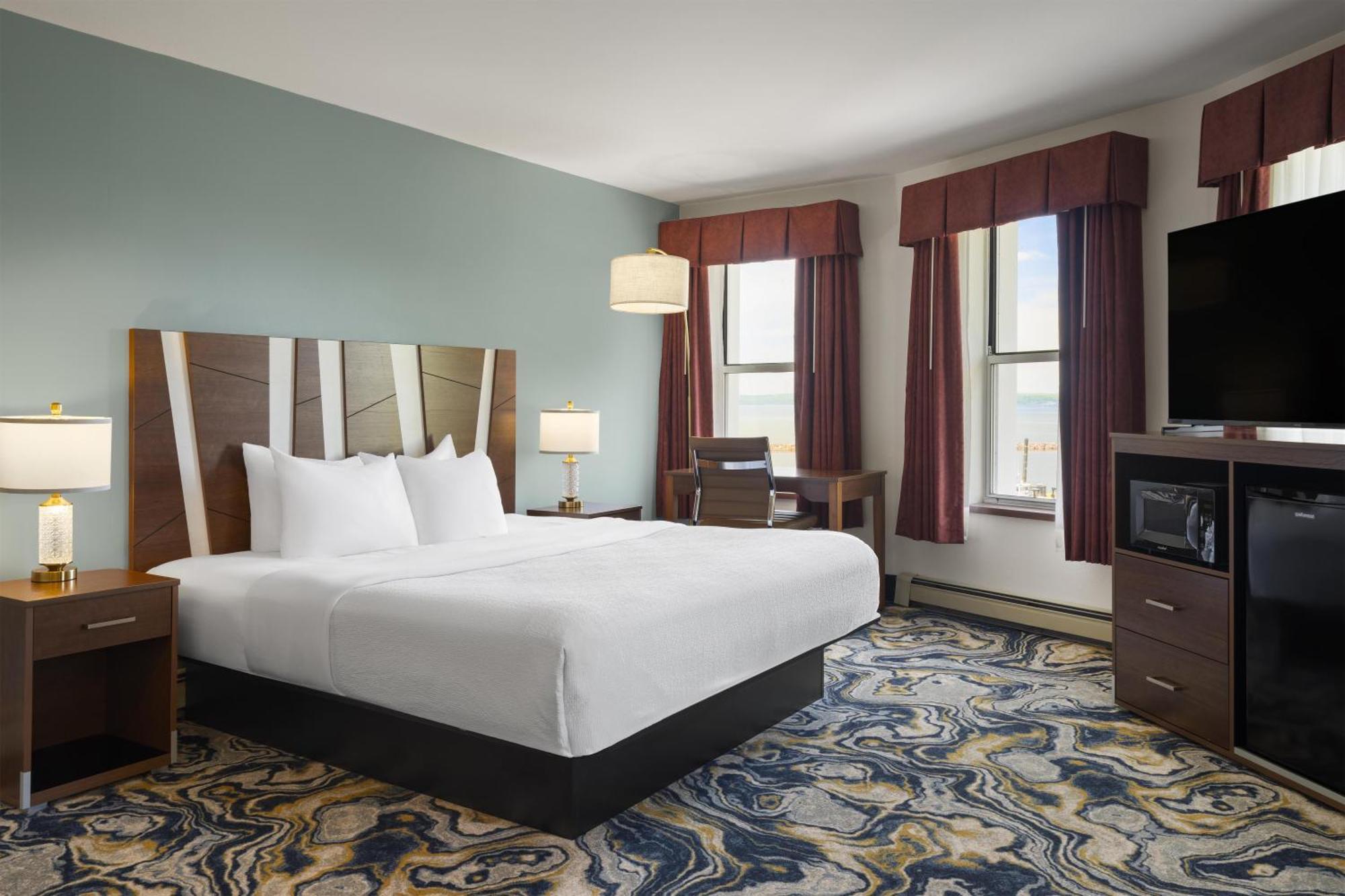 King Room with Bath Tub and View - Disability Access/Non-Smoking