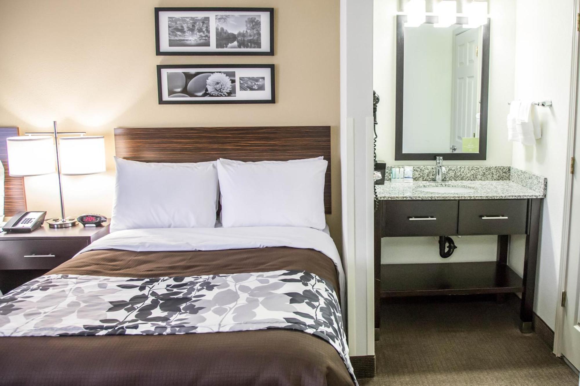 Queen Room with Roll-in-Shower - Accessible/Non-Smoking