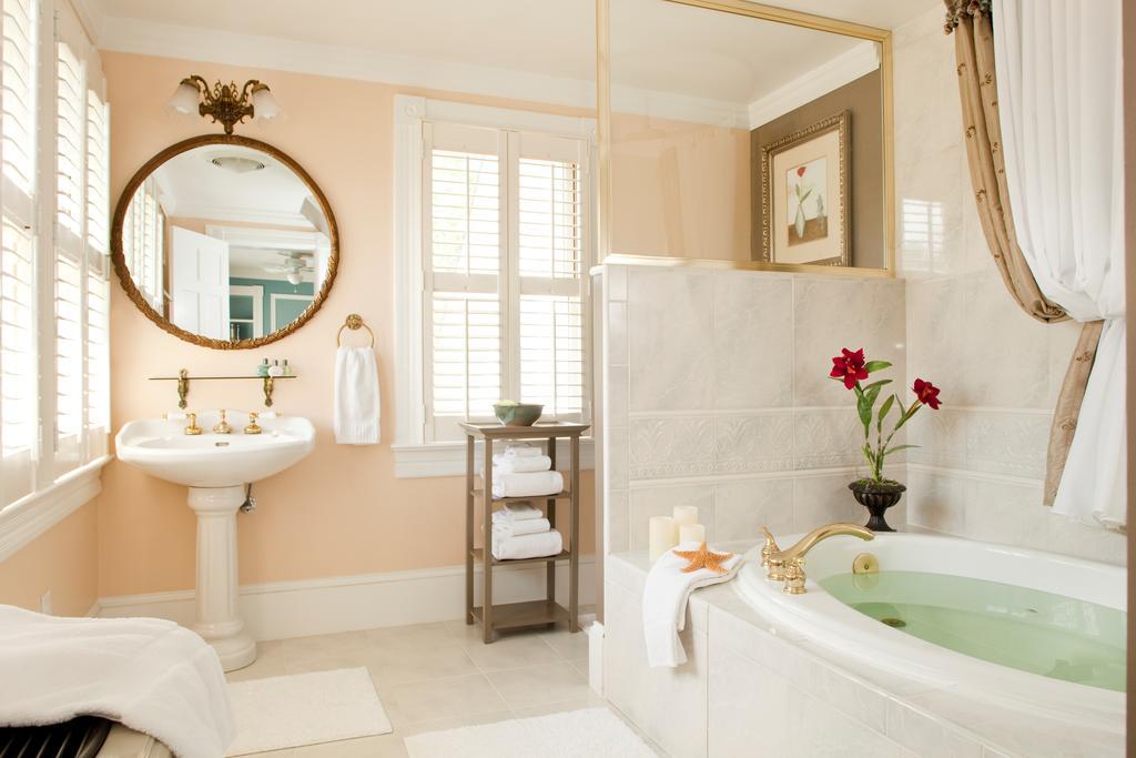 Deluxe Queen Room with Spa Bath
