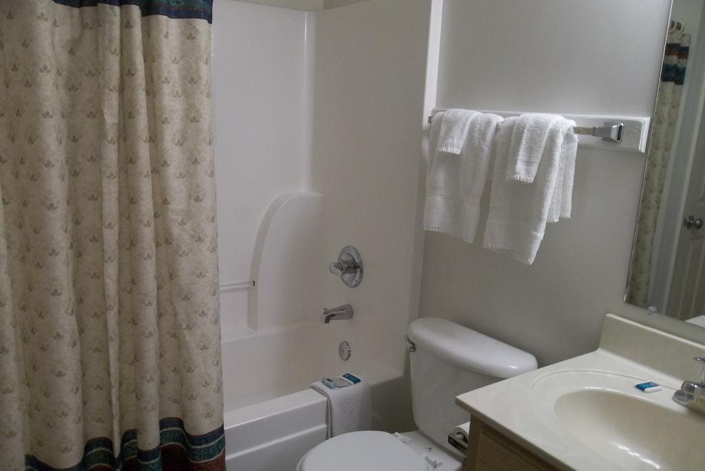 Queen Suite with Pool View