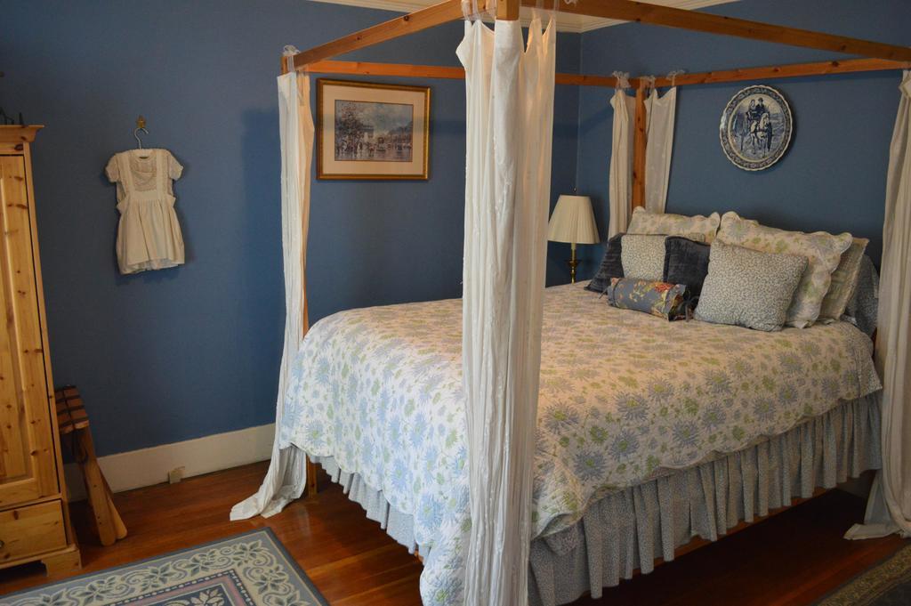 Queen Room with Private Bathroom