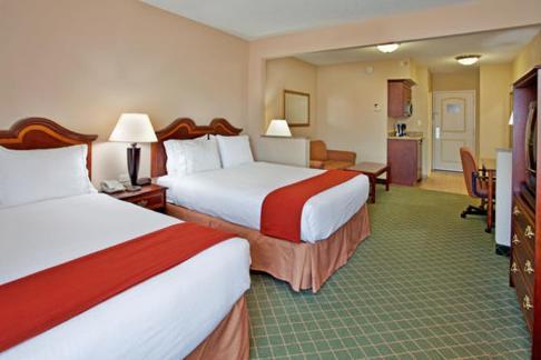 One-Bedroom Queen Suite
