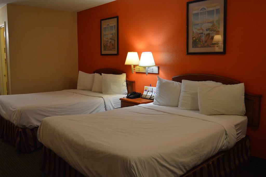 Queen Room with Two Queen Beds - Smoking