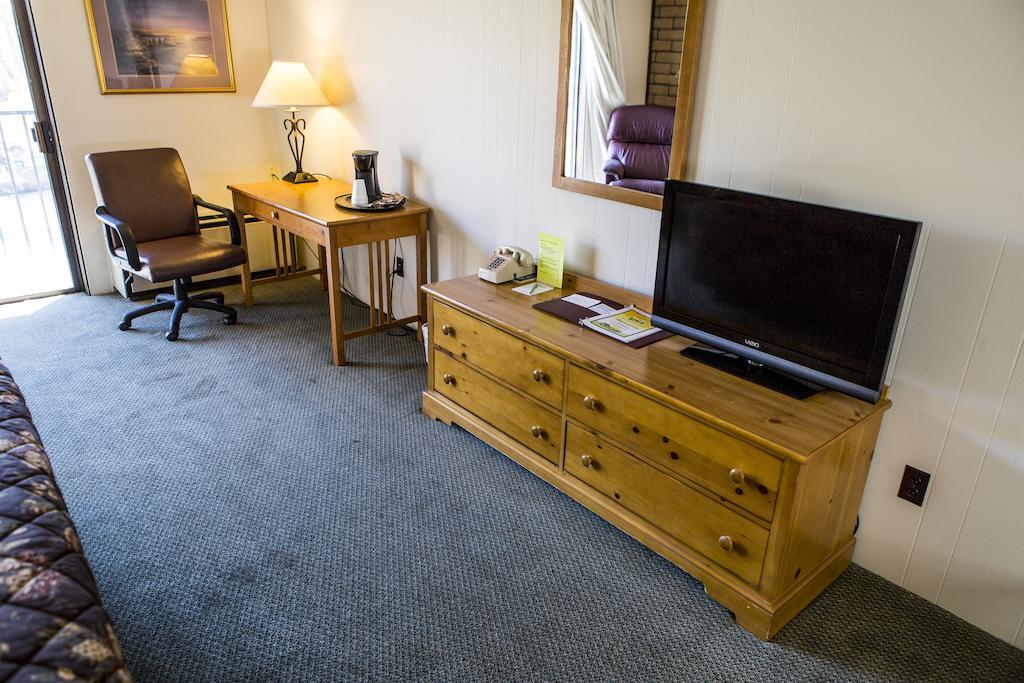 Queen Room with Two Queen Beds with River View,246663041:JPEG