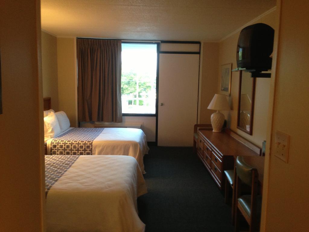 Deluxe Room (2 Adults + 1 Child)