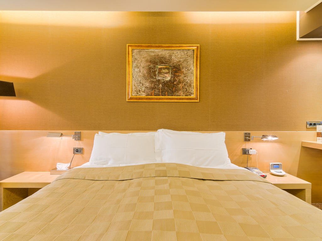 Double Room with Balcony and Lateral Sea View