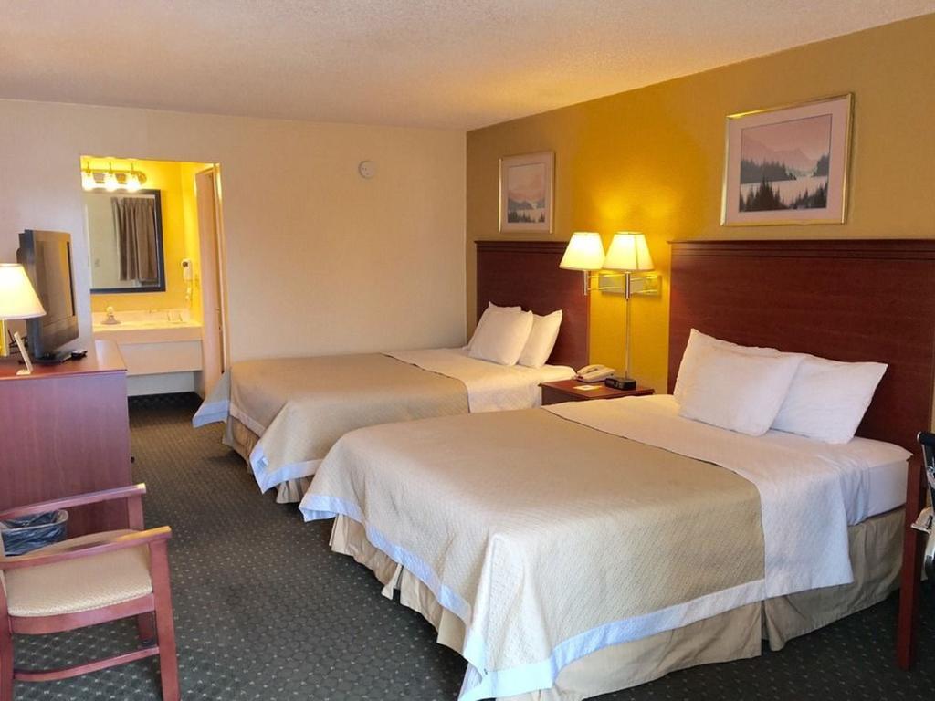 Queen Room with Two Queen Beds - Non-Smoking
