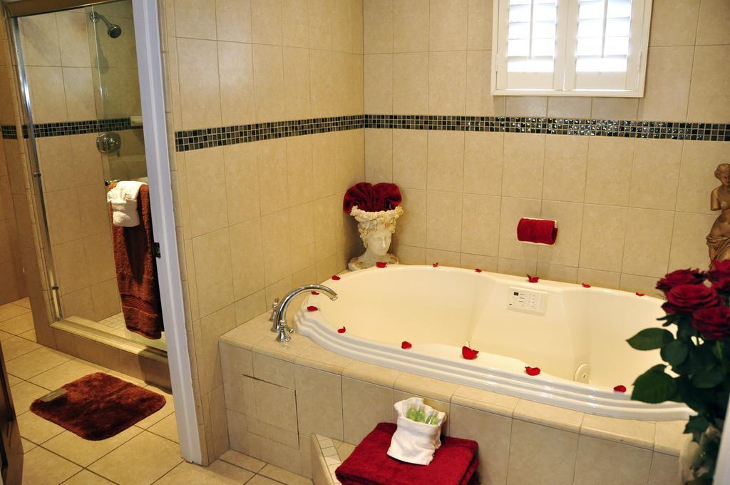 Deluxe King Room with Two Person Soaking Tub,259055217:JPEG