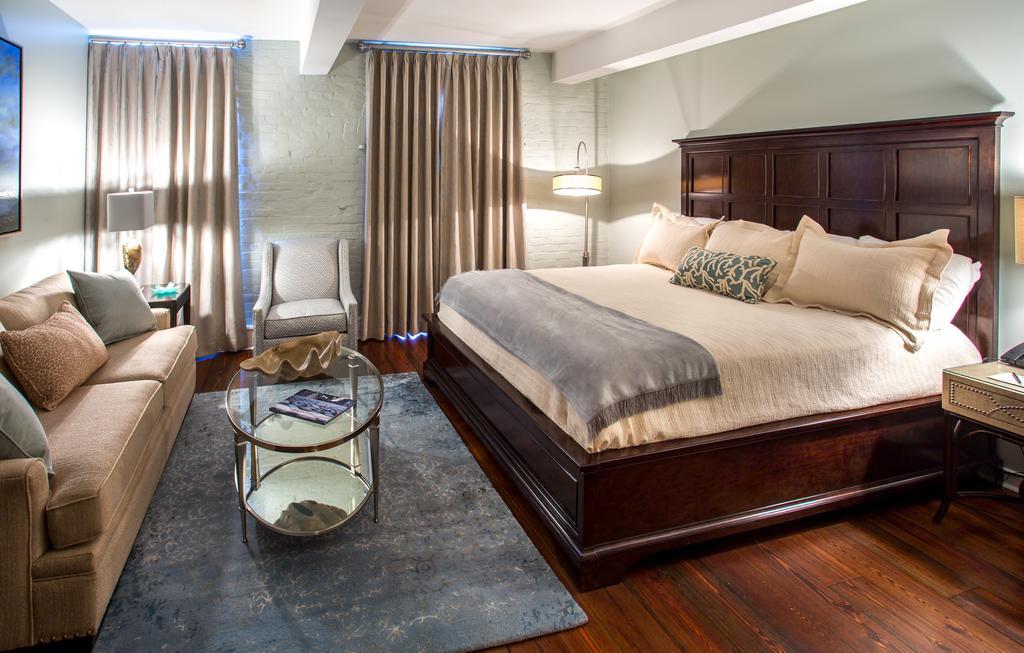 One-Bedroom King Suite with Street View - Stair Access Only