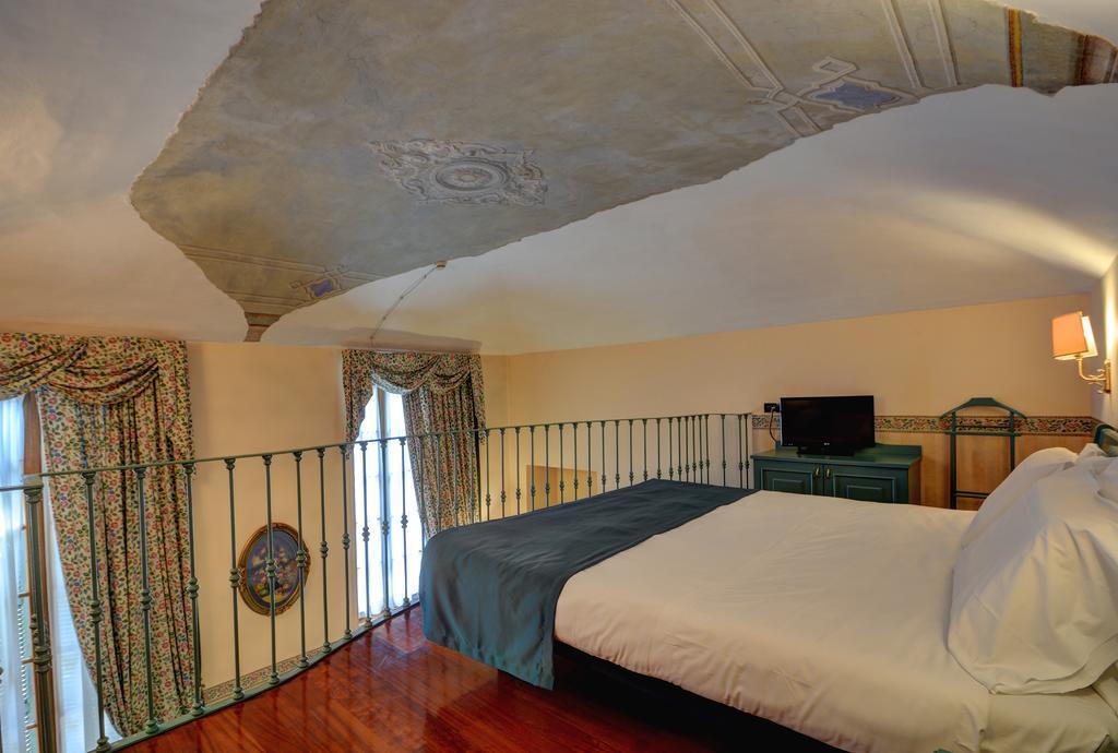 Junior Queen Suite