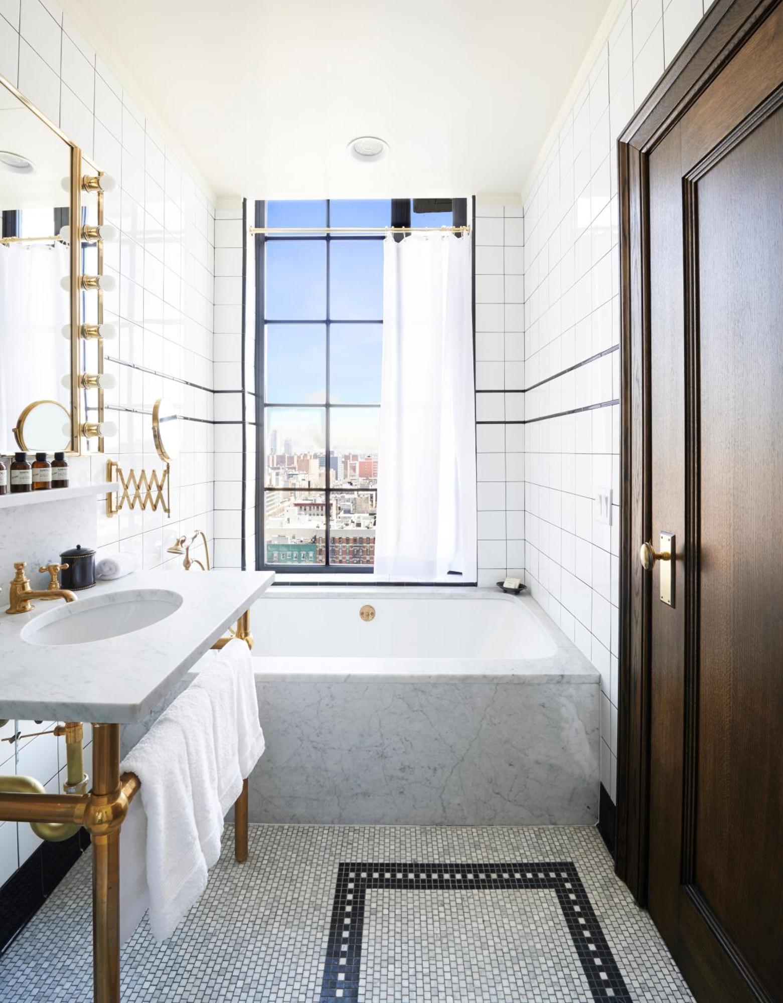 Queen Loft with Tub,812370480:JPEG