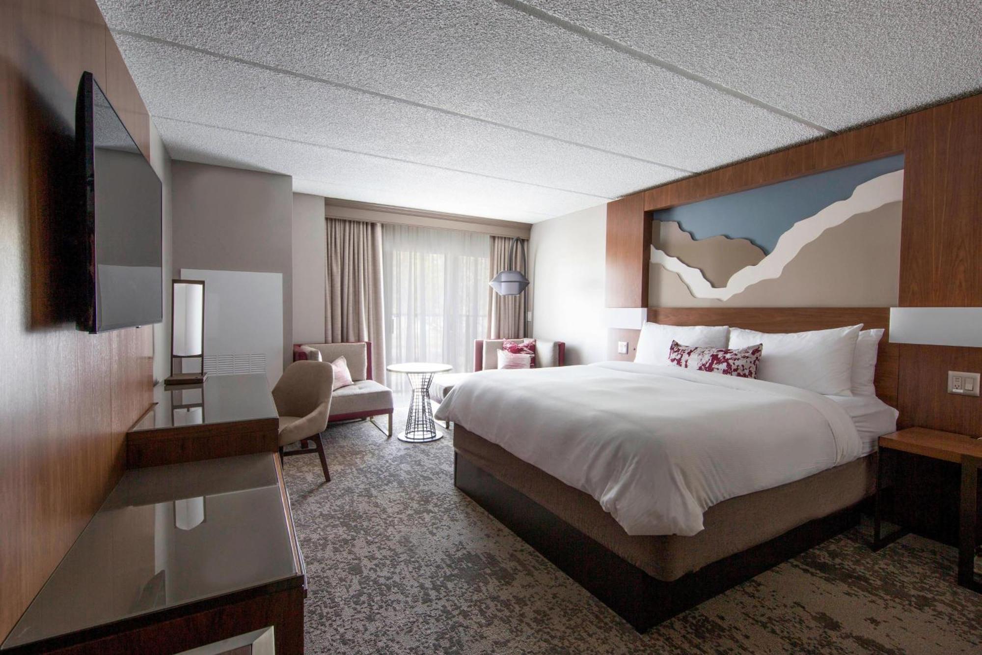 CONC - 1st floor patio room with 1 king bed,570162924:JPEG