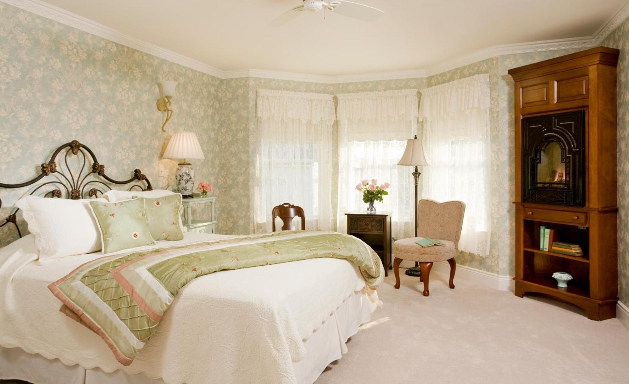 Queen Suite with Spa Bath,703307722:JPEG