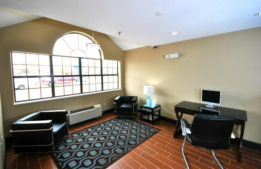 Mountain View with One Queen Bed - Second Floor - Q2,1545380878:JPEG