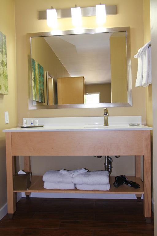 Queen Room with Two Queen Beds and Mountain View - Non-Smoking
