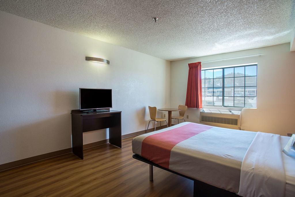 Queen Room - Disability Access - Non-Smoking