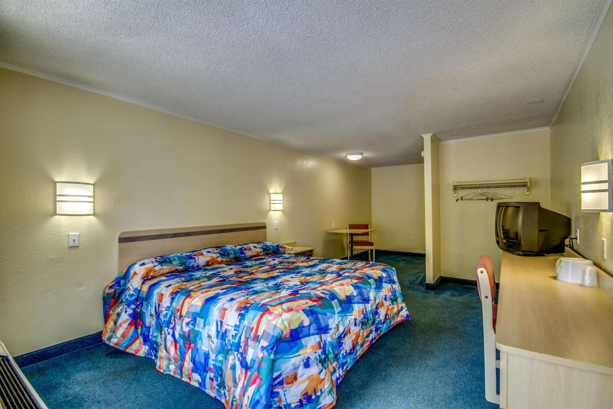 King Room with Roll-In Shower - Disability Access,337651003:JPEG