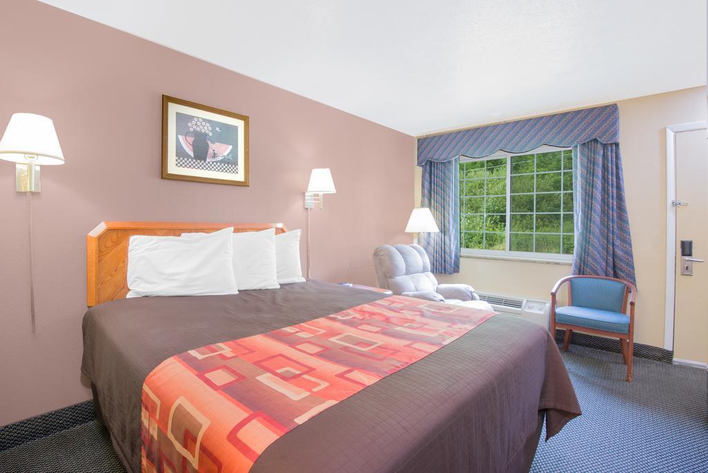 Queen Room - Smoking,1276686799:JPEG