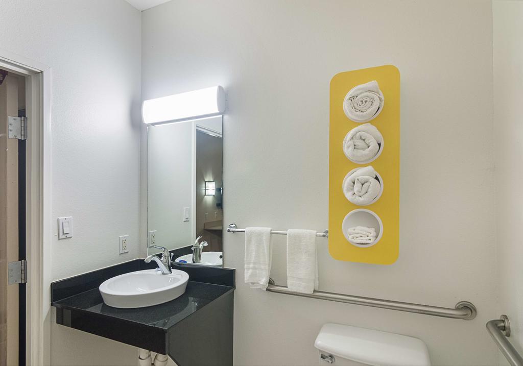 Queen Room - Non-Smoking