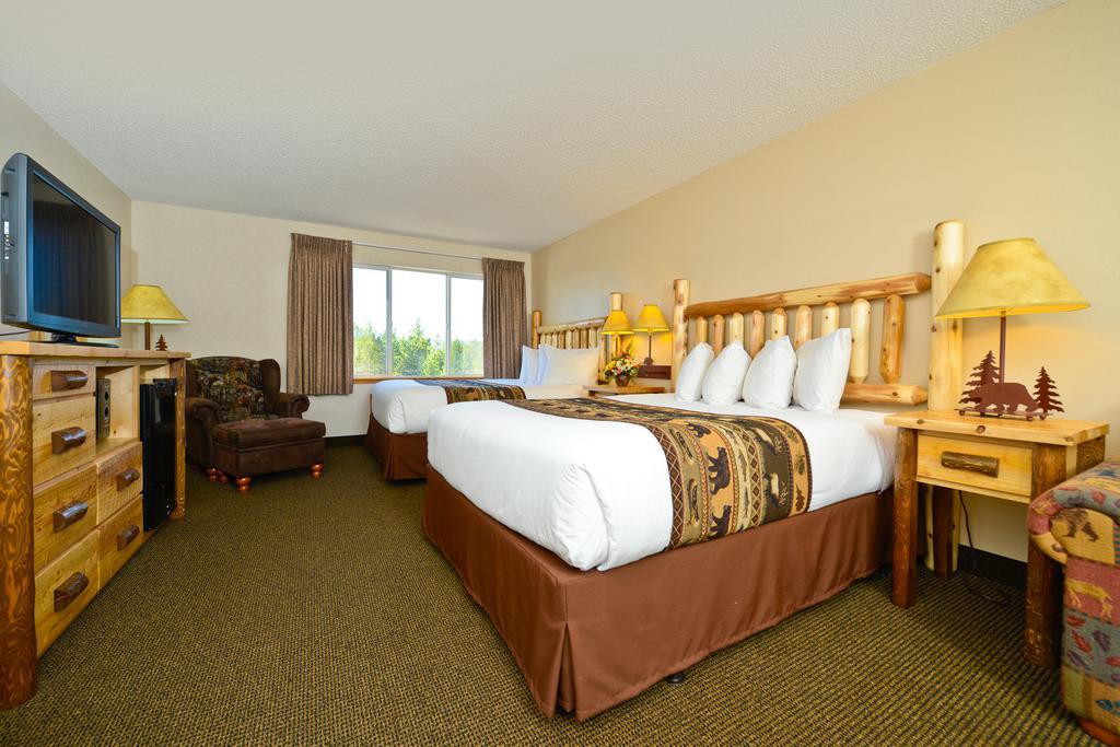 Queen Room with Two Queen Beds and Sofa Bed,378870883:JPEG