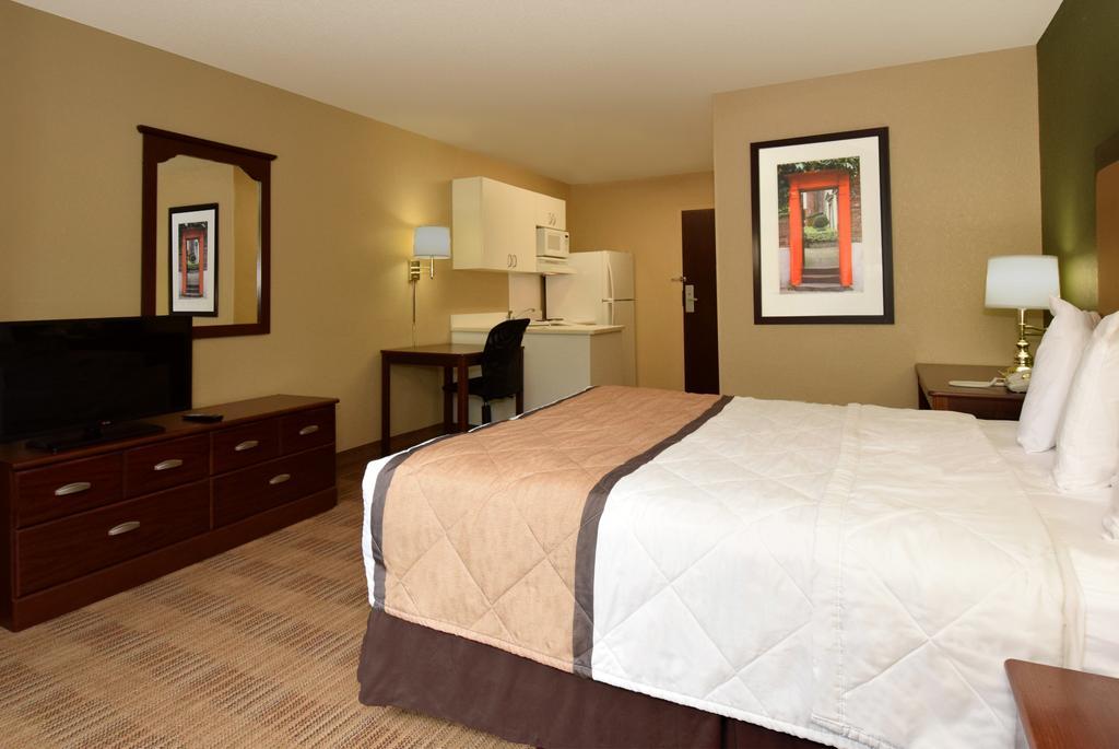 1 Queen Bed | Non-Smoking, Kitchen