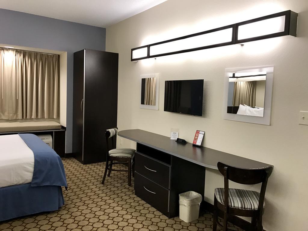 Queen Studio Suite - Mobility Access/Non-Smoking