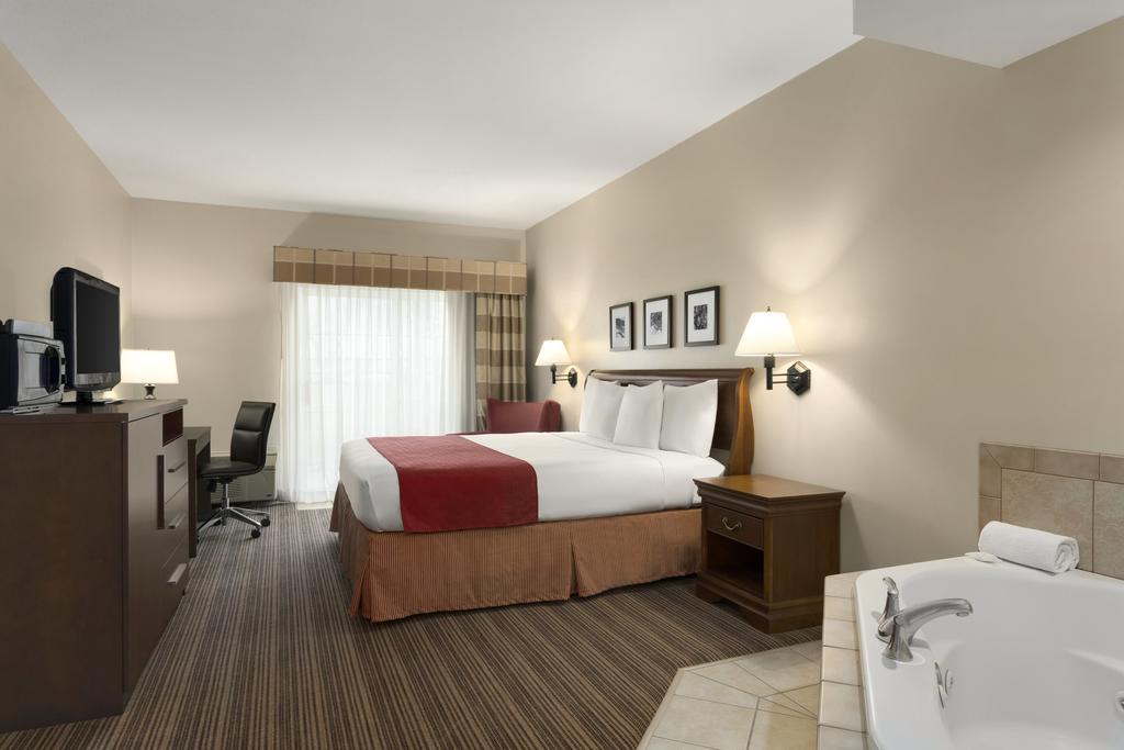 King Suite with Whirlpool - Non-Smoking