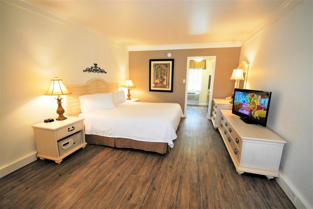 King Efficiency Pool View Exterior Entrance,698190909:JPEG