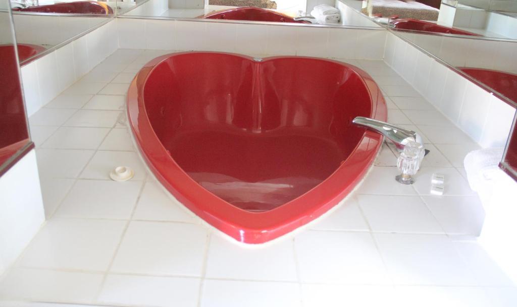 Honeymoon Suite with Hot Tub,40601638:JPEG