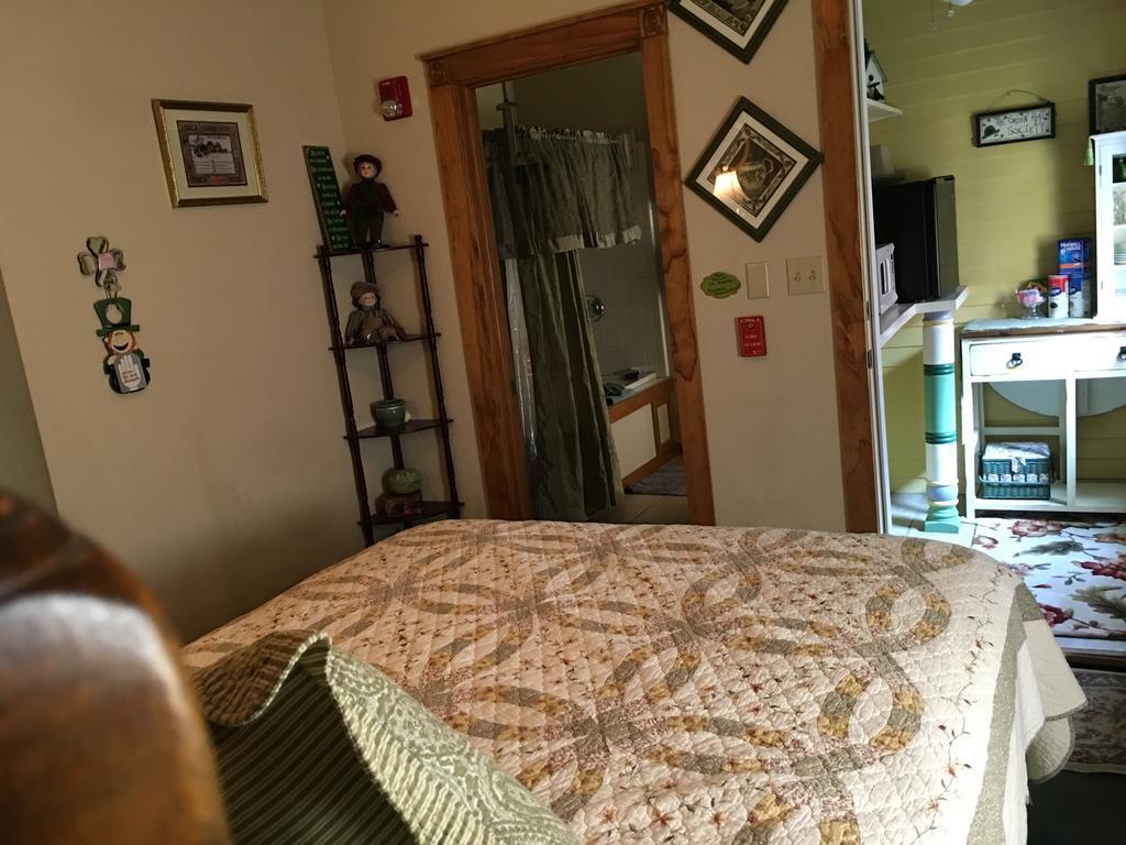 Shawn Patrick at Daffodil Cottage,416393079:JPEG