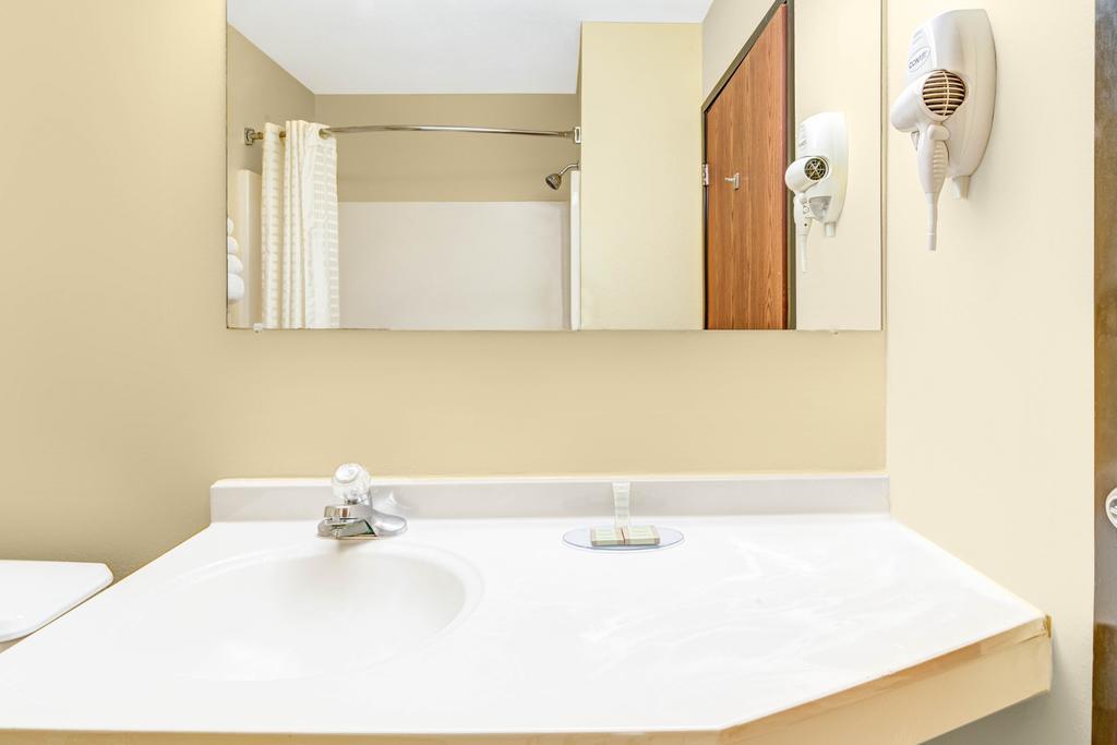 Queen Room with Bath Tub - Mobility Accessible/Non-Smoking