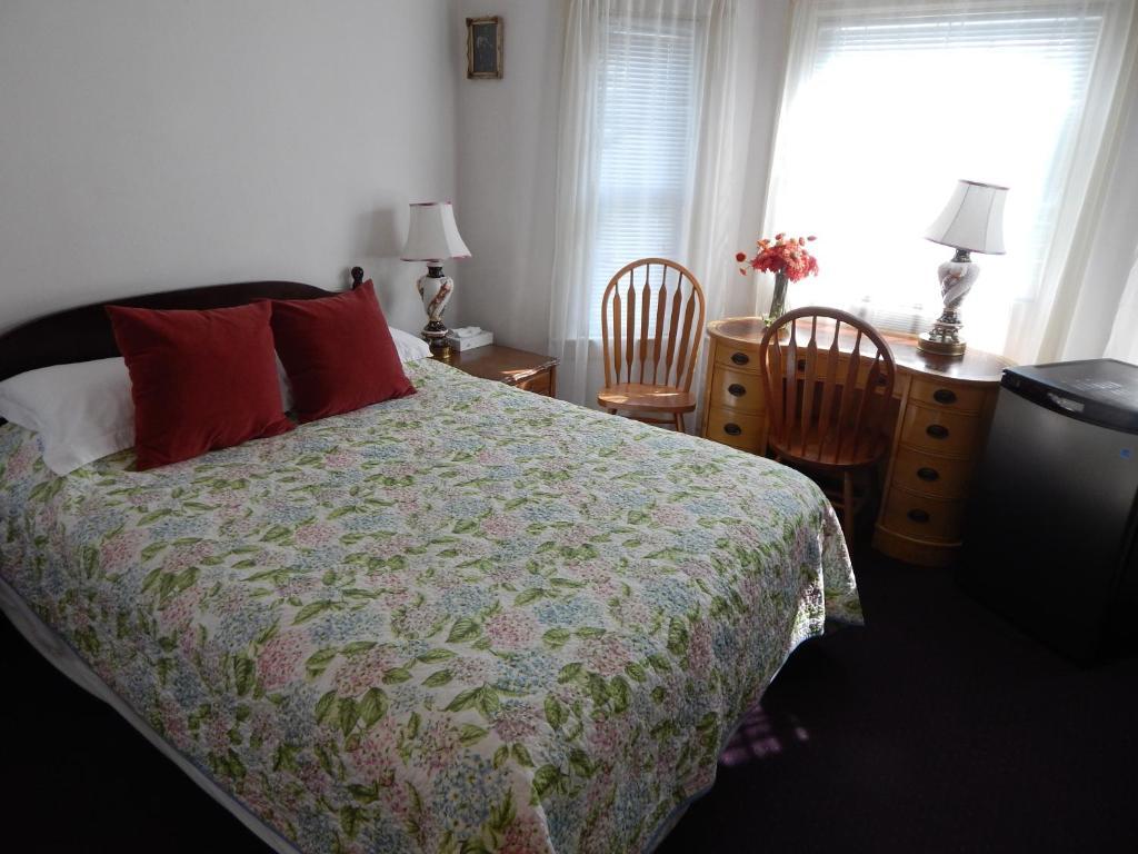 Standard Queen Room