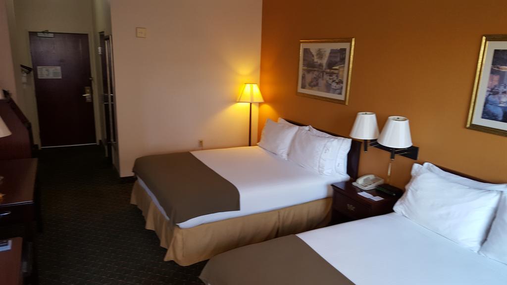 Queen Room with Two Queen Beds - Non-Smoking