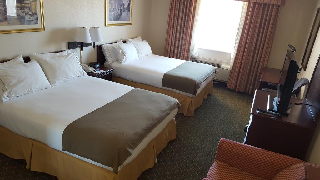 Queen Room with Two Queen Beds and Balcony - Non-Smoking