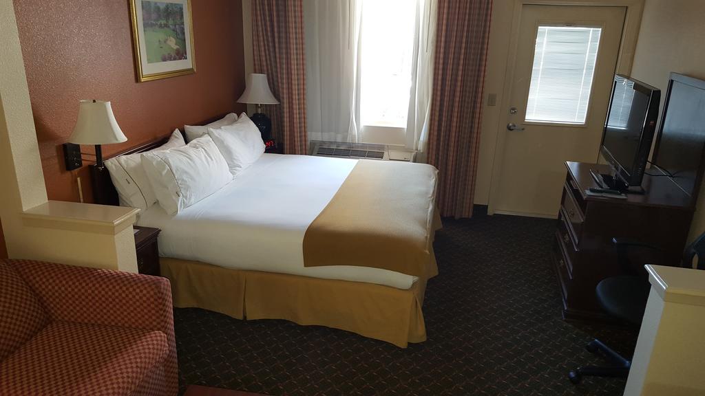 King Room with Balcony - Non-Smoking