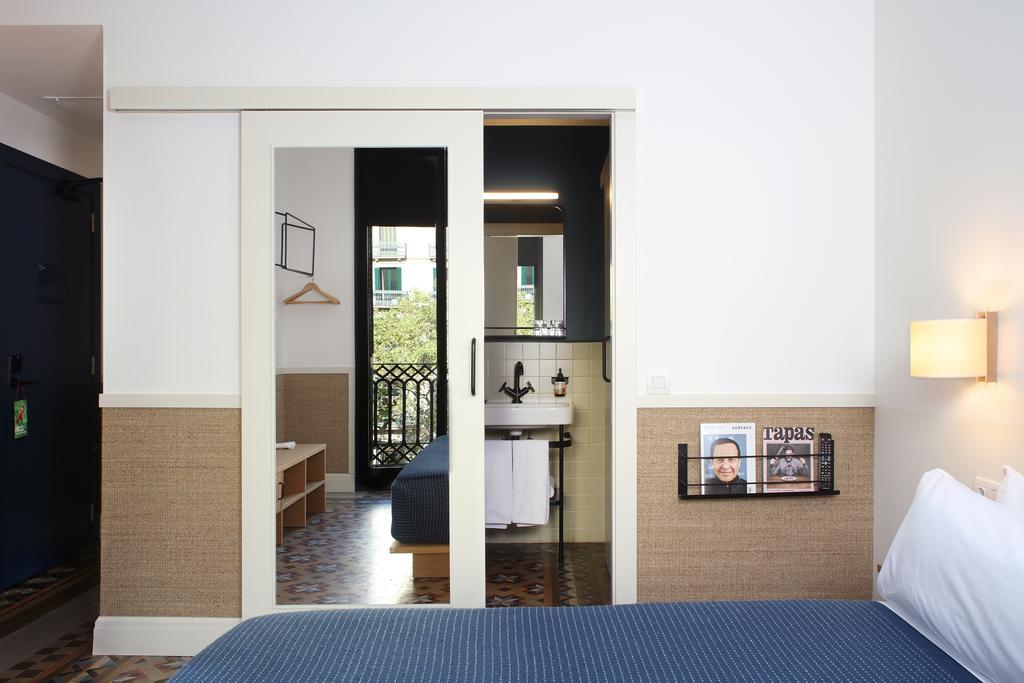 Double Room with Street View,727533724:JPEG