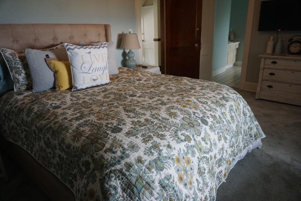 Standard Queen Room with Lake View - Third Floor