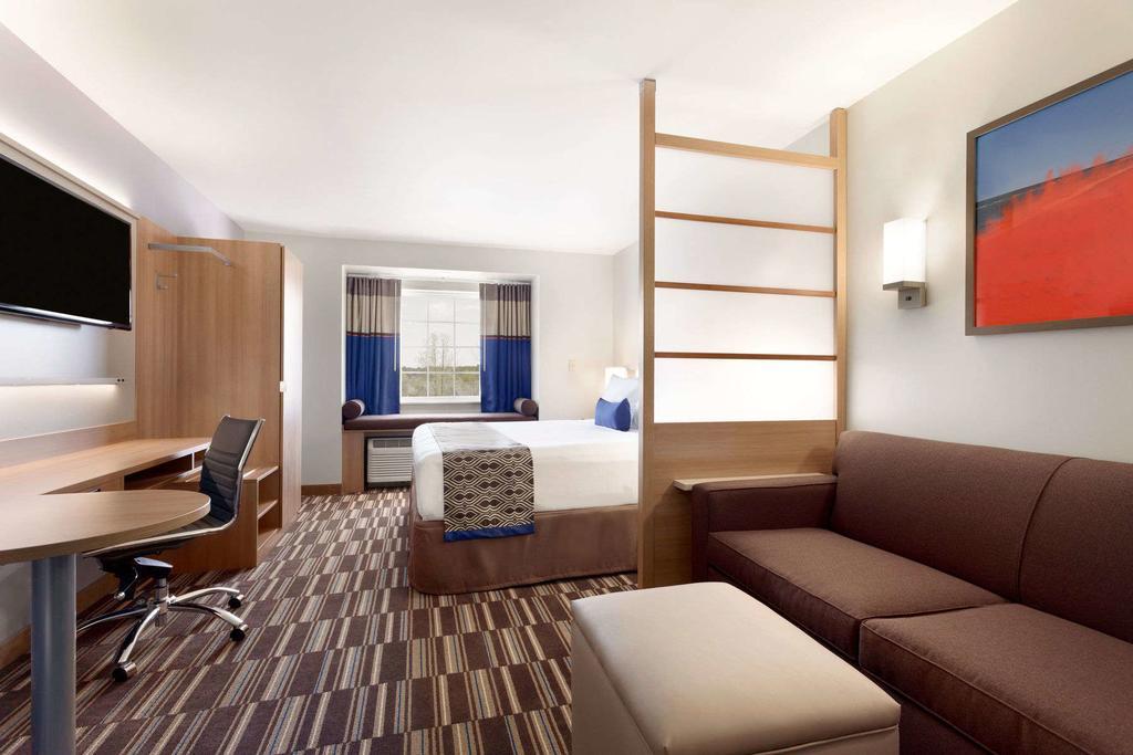 Queen Studio Suite with Mobility Access and Tub with Grab Bar, Non-Smoking,436035546:JPEG