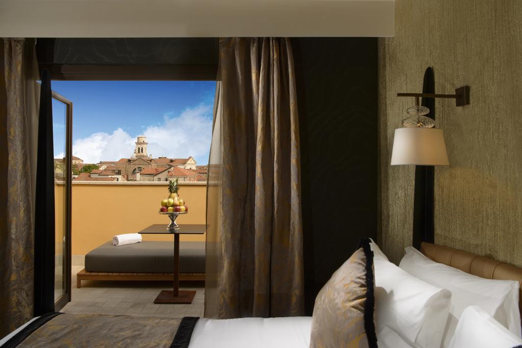 Panoramic Suite with Outdoor Jacuzzi