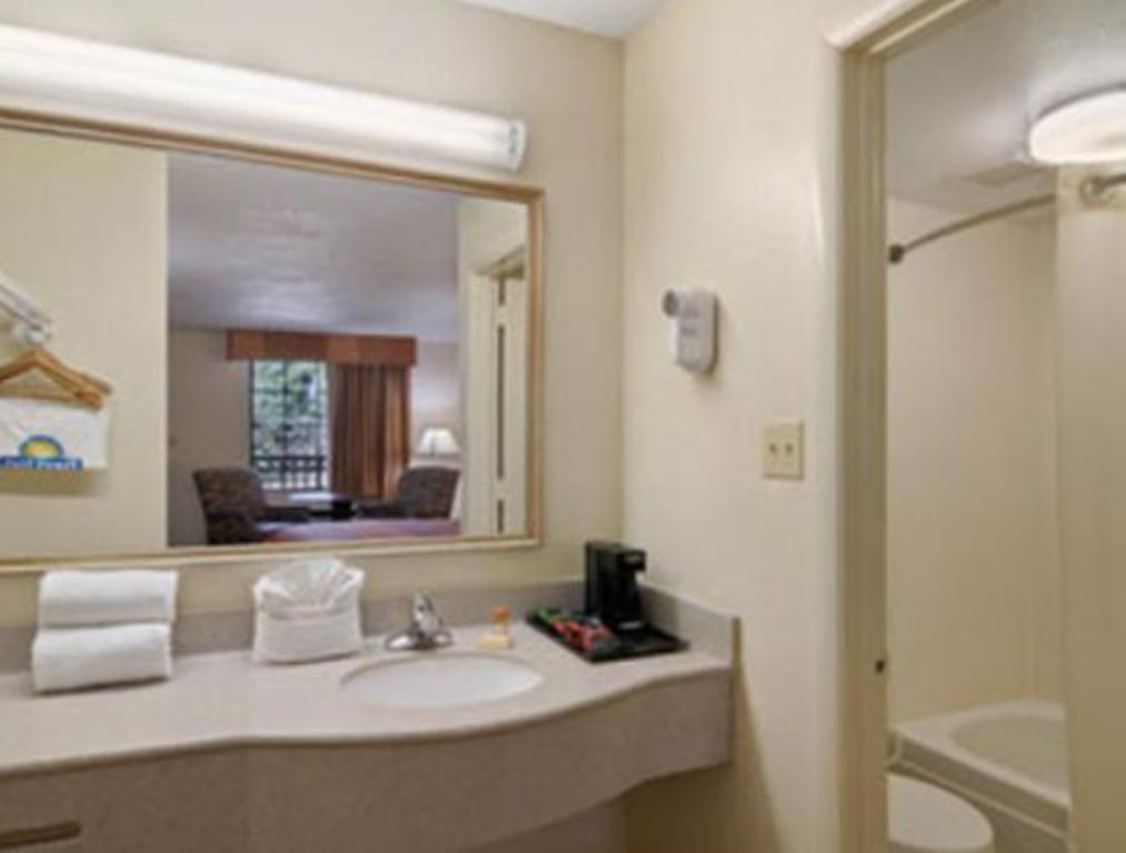 Queen Room with Two Queen Beds - Smoking